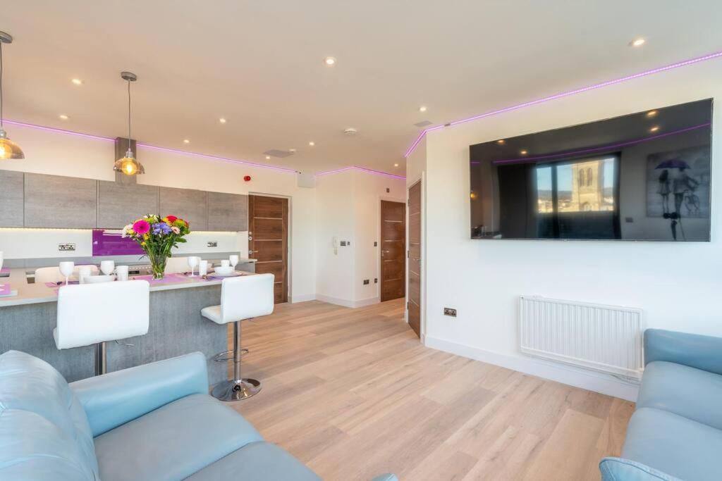 Central Penthouse With Hot Tub & Views 22 チェルトナム エクステリア 写真