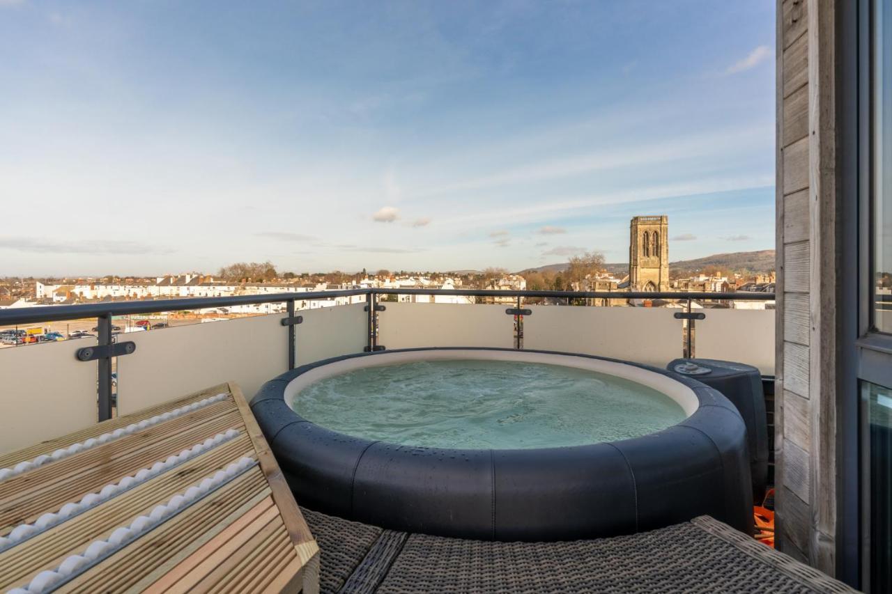 Central Penthouse With Hot Tub & Views 22 チェルトナム エクステリア 写真